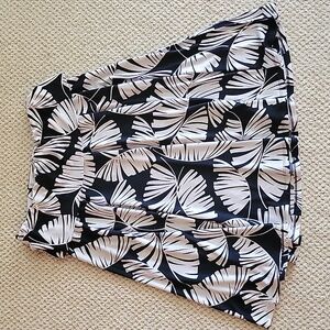 TOMMY BAHAMA Black and White Leaf Print Skirt w Layered Waist. Size M